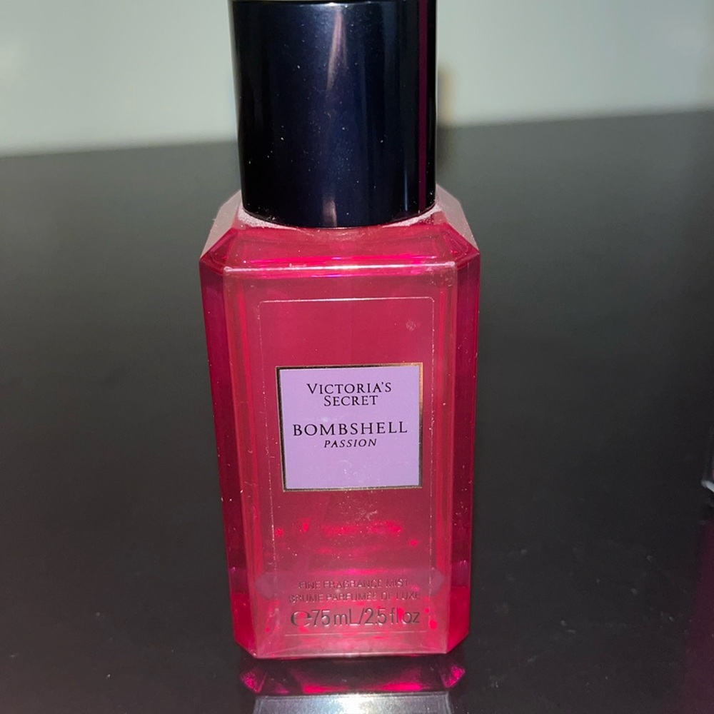 Victoria’s Secret Bombshell Passion Mini Mist & Travel Spray Eau de Parfum - Picture 4 of 9